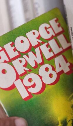 Das Buch handelt von einem autoritären Staat mit totaler Kontrolle.