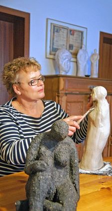 <p>Uta Berning-Nuber bei ihrer künstlerischen Arbeit. Beginnt sie ein Werk, hat sie eine ungefähre Vorstellung vom Ergebnis, das sich aber noch wandelt.</p>