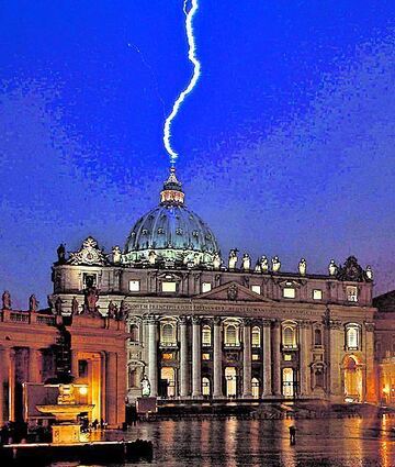 <p>Ein Bild vom Blitzeinschlag im Petersdom sorgt für Wirbel.</p>
