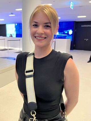 Die 25-jährige Kathrin Kistenmacher aus Limburgerhof hatte das Fan-Casting gewonnen und sang mit Apache 207 "Komet" im Duett.