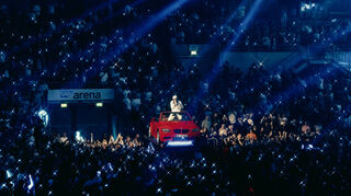 Strahlender Star beim Bad in der Menge im roten Cabrio: Apache 207 wurde am Mittwoch beim ersten von drei ausverkauften Konzert-Heimspielen in der Mannheimer SAP Arena von 10000 Fans bejubelt.