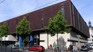 Im November 2023 ist ein Polizist während eines Einsatzes mit einem Messer schwer verletzt worden. Am Donnerstag hat der Prozess begonnen.