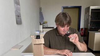 Carsten Wipfler nutzt bei der Blindverkostung all seine Sinne, um den Wein auf Mängel zu prüfen. In der Regel macht er das mindestens mit zwei weiteren Fachleuten.