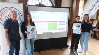 Gottfried Störmer, Leonie Krämer, Tim Weidenauer und Vivienne Sobotta stellen den digitalen Kummerkasten für Lampertheim vor.