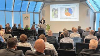 Claus Peinemann referiert vor Zuhörern bei der IHK Rhein-Neckar über die Freiraumpotenziale für Wasser in alten Neckarschlingen.