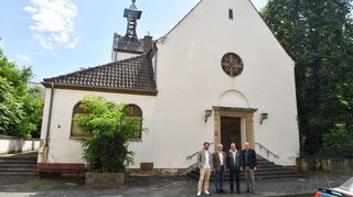 Seit 2009 ungenutzt: v. l. Daniel Koch, Volker Keller, Stefan Bickmann und Dekan Hartmann vor der Thomaskirche in Neuostheim.
