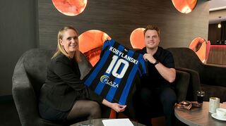 Julia Sommer, Regionalleiterin der PLAZA Hotelgroup, und Christopher Körner (Leiter Sponsoring &amp; Vermarktung des SVW) präsentieren das Trikot mit dem neuen Rückensponsor.
