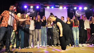 Der Chor der zehnten Klasse der EKS Bürstadt singt mit den MIL-Projektleitern Heiko Persson und Barbara Boll.