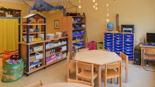 Immer öfter bleiben die Räume in Kindertagesstätten ungenutzt. Grund: Der Mangel an Fachkräften führt zu reduzierten Öffnungszeiten – oder gar zur Schließung.