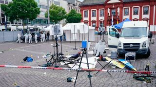 Kurz nach dem Messerangriff: Ermittler sichern die Spuren auf dem Mannheimer Marktplatz.