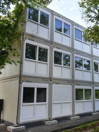 Diese neunen Containerbauten sind in der Wollstraße entstanden.