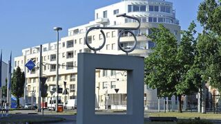 Das 2003 errichtete Drais-Denkmal im Stadtteil Rheinau.