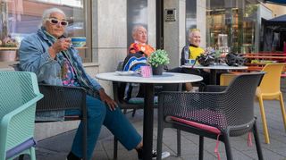 Vor Café Schmerker in Lampertheim ist die Welt noch in Ordnung. Doch hinter den Kulissen muss der alteingesessene Familienbetrieb dafür kämpfen, dass es keine Engpässe beim Personal gibt.