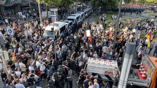 Die Polizei trennt die beiden Lager voneinander ab.