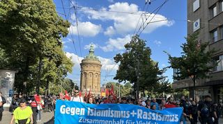 Gegen Islamismus und Rassismus.