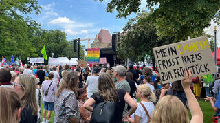 Teilnehmer stehen in der Stuttgarter Innenstadt bei einer Demontration zur Europawahl gegen Rechtsextremismus. Zur Demo hat ein breites zivilgesellschaftliches Bündnis auf - unter anderem aus DGB, Kirchen und Bund für Umwelt- und Naturschutz Baden-Württemberg aufgerufen.