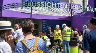 Baubude nennt sich der künstlerisch gestaltete, lila gestrichene Container auf dem Goetheplatz direkt an der Baugrube der Generalsanierung des Nationaltheaters.