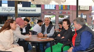 Türkische Geschäftsleute Hülya Ayagla (v.l.), Meral und Fahri Durmus, Ismet Isik, „MM“-Reporterin Waltraud Kirsch-Mayer und Erton Karatas.