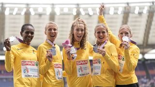Team-Silber im Halbmarathon: Melat Yisak Kejeta, Domenika Mayer, Esther Pfeiffer, Fabienne Königstein von der MTG Mannheim und Katharina Steinruck präsentieren ihre Medaillen.