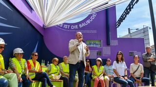 Oberbürgermeister Christian Specht eröffnet am Goetheplatz die Baubude als Informationsort über die Generalsanierung.