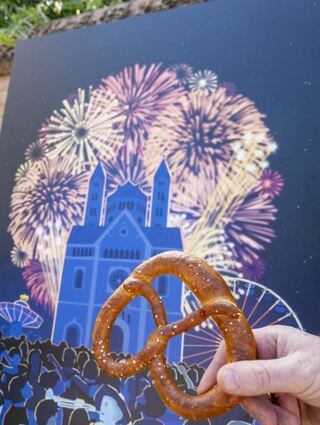 Brezel vorm Brezelfestbild: Helene Uhls Werk wird am Festmontag versteigert.