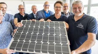 Die Stadtwerke freuen sich mit der Bürgergenossenschaft über die Kooperation: die Vorstände Hans-Martin Schön (l.) und Nicolas Schweigert (3.v.l.) und SWS-Geschäfts-führer Wolfgang Bühring (4. v. l.) mit ihren Teams.