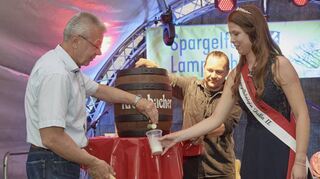 Bürgermeister Gottfried Störmer, Gastronom Matthias Herrmann und die neue Spargelkönigin Julia II. beim Fassbieranstich.