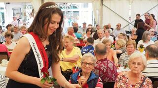 Julia II. (linkes Bild) verteilt Rosen an die Besucher des Seniorennachmittags, nachdem Margit Selb (rechtes Bild) als langjährige Moderatorin des traditionellen Programmpunkts zum Spargelfest gewürdigt und verabschiedet wurde.