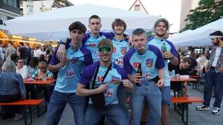 Nicht zu übersehen: Die „Vernemer Jungs“ feiern auf dem Stadtfest mit einem besonderen Party-Outfit.