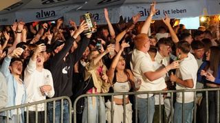 Völlig losgelöst: In den späten Abendstunden feiert das Publikumbeim 4nheimer Stadtfest enthusiastisch mit.