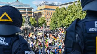 Mit vielen Kräften und Absperrgittern trennte die Polizei die AfD-Kundgebung von der Gegendemonstration.