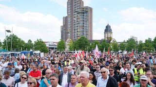 Bei der Kundgebung „Mannheim steht zusammen – für Demokratie und Vielfalt“ vom DGB war der Alte Meßplatz gut besucht.