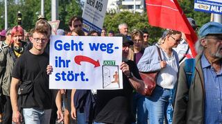 An der Gegendemonstration – der Zug führte vom Alten Meßplatz zum Paradeplatz – nahmen laut Polizei 3300 Menschen teil.
