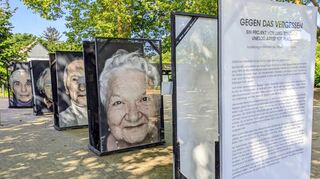 Auf dem Schulcampus in Ladenburg ist die Luigi-Toscano-Ausstellung „Gegen das Vergessen“ zu sehen.