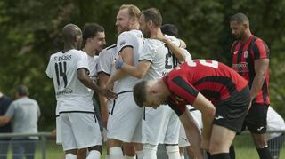 Torjubel bei Enosis nach dem 2:0, rechts die enttäuschten Feudenheimer Lividon Gashi (vorne) und Derrick Damian Pritchett.
