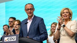 CDU-Bundesvorsitzender Friedrich Merz spricht im Konrad-Adenauer-Haus in Berlin, und Bundestagsabgeordnete Julia Klöckner applaudiert.