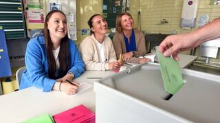 Gute Laune herrscht am Wahlsonntag in diesem Wahllokal in der Friedrich-Ebert-Schule in Ilvesheim.
