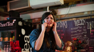 Die junge Sopranistin Katharina Hermanns überrascht die Gäste in Kneipen mit ihrem Gesang.