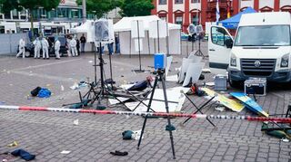 Kurz nach dem Messerangriff: Ermittler sichern die Spuren auf dem Mannheimer Marktplatz.