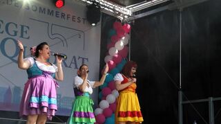 Die Schlagertanten heizten mächtig ein und bildeten den Höhepunkt des größten Sommerfests auf der Schönau.