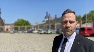 „So verletzlich zeigen wir Polizistinnen und Polizisten uns selten“: Jochen Kopelke, Bundesvorsitzender der GdP, am Freitag auf dem Ehrenhof im Mannheimer Schloss, wo Polizisten ihres ermordeten Kollegen gedachten.