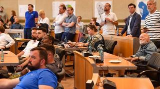 Im Stadthaus verfolgten viele Kandidaten und andere Bürger die Auszählung der Stimmen.