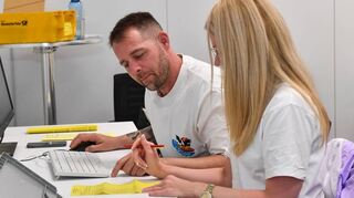 Daniel Kosonic und Aukse Turanaviciute gehören zu den Mitarbeitern der Stadtverwaltung, die seit Montag mit der Auszählung der Kommunalwahl-Stimmzettel beschäftigt sind.