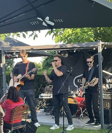 Die Band Kleiderschrankfaltbar ist zu Gast bei Arnika Dörr.