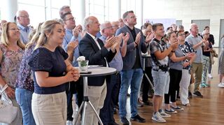 Mit viel Applaus quittieren CDU-Mitglieder um Fraktionschef Peter Uebel (im weißen Hemd) ihren Wahlsieg bei der Ergebnispräsentation im Pfalzbau.