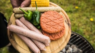 Fleischersatzprodukte können den Umstieg erleichtern, allerdings sollten sie nicht zu oft auf dem Speiseplan stehen.