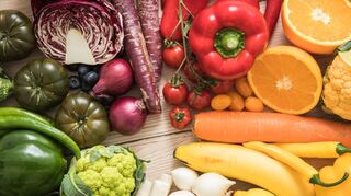 Obst und Gemüse spielen eine bedeutende Rolle in der veganen Ernährung.