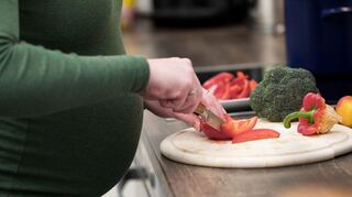 Auch Schwangere können sich vegan ernähren, sollten aber einen Mangel unbedingt vermeiden.