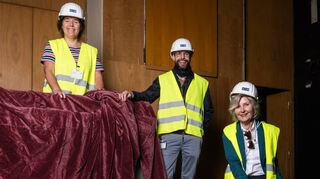 Mit dem alten Vorhang im Opernhaus:die Vorstandsmitglieder Petra Eder (v. l.), Christian Haas und Heidrun Deborah Kämper von den Theaterfreunden im Opernhaus des Nationaltheaters.