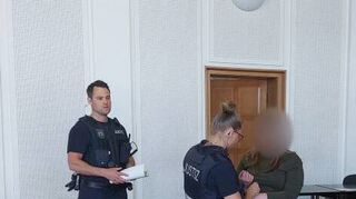 Die Angeklagte am ersten Prozesstag vor dem Landgericht